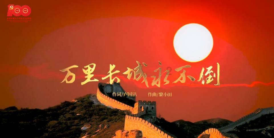 杨幂穿彩色格纹短裙现身，眼角贴创可贴引粉丝担心，她的近况如何？游戏画面