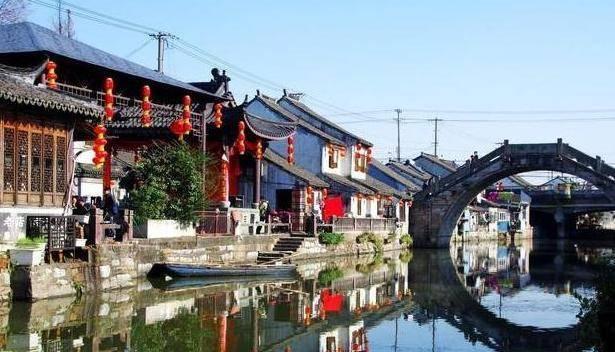 古代战场上,为什么守城士兵宁愿用石头砸,也不愿意推倒梯子呢?